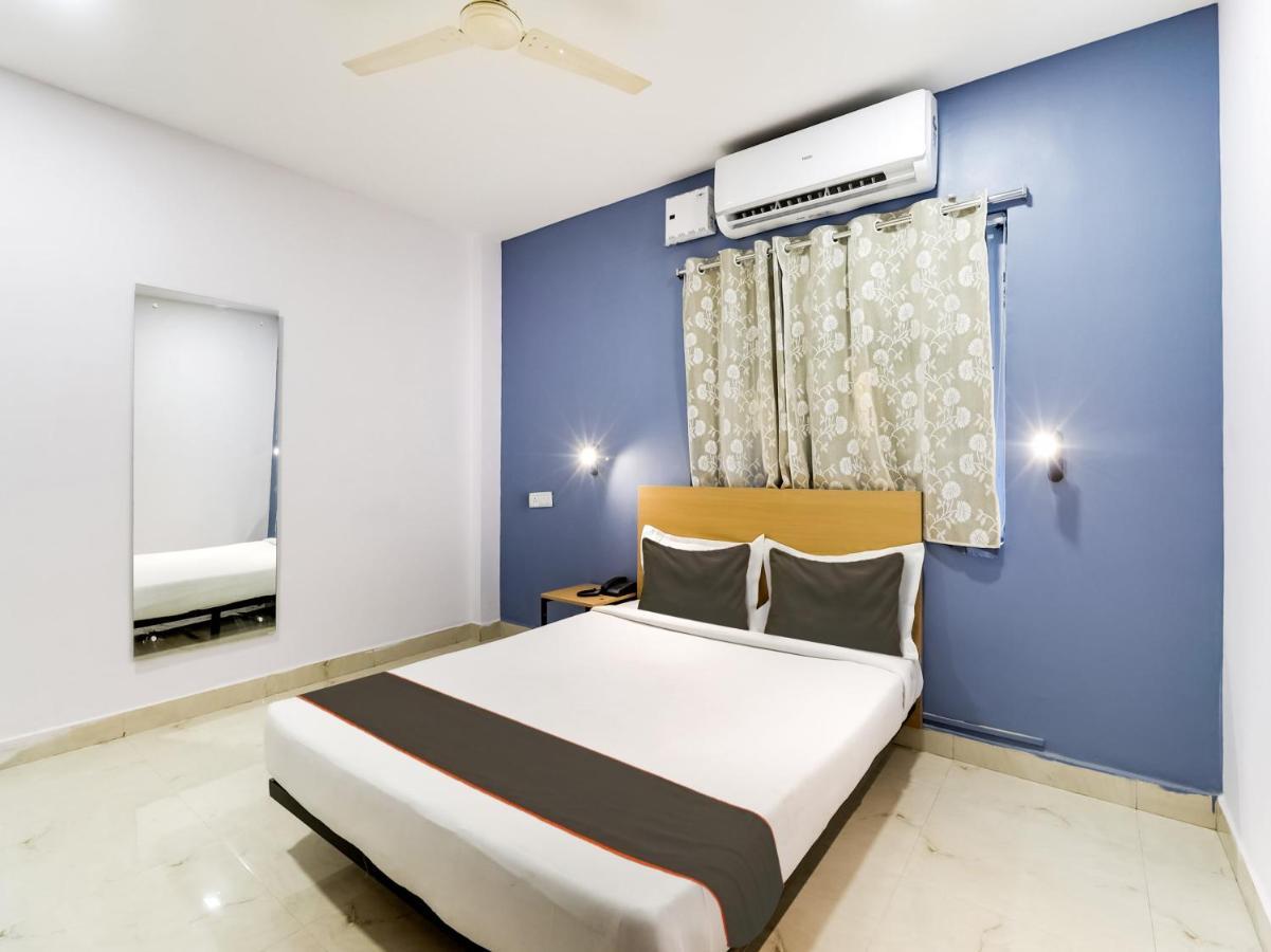 Collection O Golden Gate Hotel Hyderabad Exterior photo